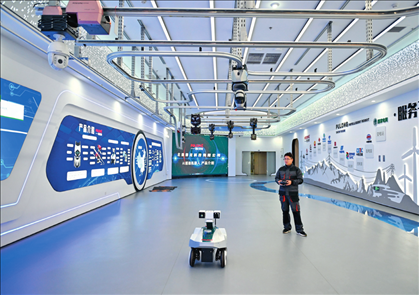 在雄安科創(chuàng)中心中試基地，北京普龍科技有限公司工作人員在展示巡檢機器人（2024年3月28日攝）牟宇攝/本刊