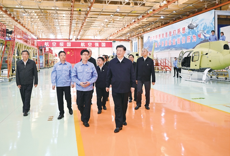 2023年10月10日至13日，中共中央總書記、國(guó)家主席、中央軍委主席習(xí)近平在江西考察。這是11日上午，習(xí)近平在景德鎮(zhèn)市昌河飛機(jī)工業(yè)（集團(tuán)）有限公司考察。 新華社記者 燕雁/攝