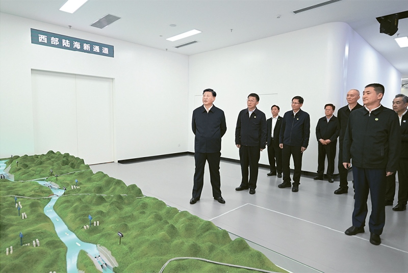 2023年12月14日至15日，中共中央總書記、國(guó)家主席、中央軍委主席習(xí)近平在廣西考察。這是14日上午，習(xí)近平在南寧市考察中國(guó)—東盟信息港股份有限公司，結(jié)合平陸運(yùn)河沙盤聽取西部陸海新通道骨干工程建設(shè)匯報(bào)。 新華社記者 謝環(huán)馳/攝