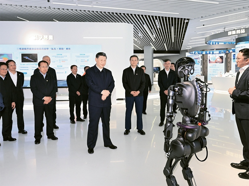 2023年11月28日至12月2日，中共中央總書記、國(guó)家主席、中央軍委主席習(xí)近平在上?？疾臁＿@是11月28日下午，習(xí)近平在浦東新區(qū)張江科學(xué)城參觀上?？萍紕?chuàng)新成果展。 新華社記者 謝環(huán)馳/攝