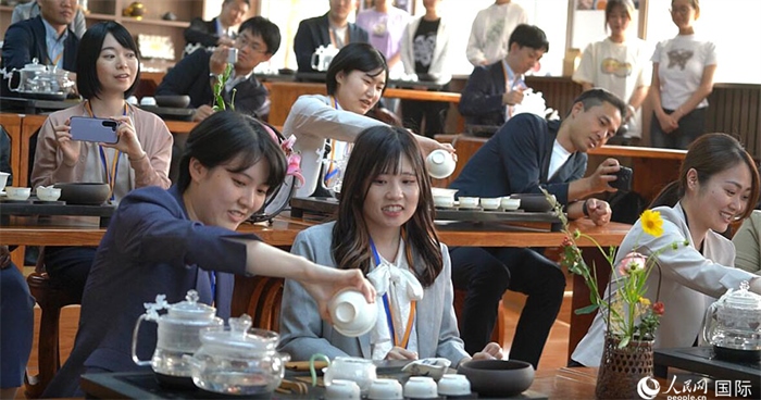 日本創(chuàng)價學會青年代表團在新疆師范大學體驗中國茶藝。人民網(wǎng)記者 張麗婭攝