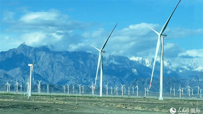 從烏魯木齊到吐魯番沿途的風力發(fā)電設(shè)備。人民網(wǎng)記者 張麗婭攝