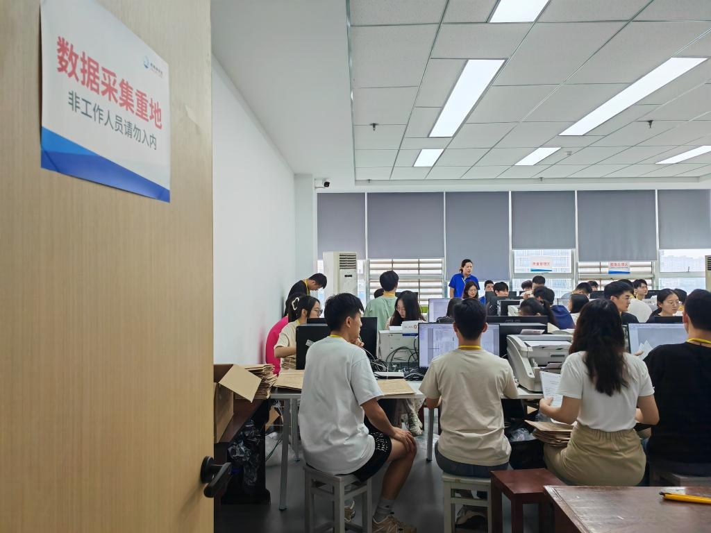6月13日，在重慶市西南大學(xué)評(píng)卷點(diǎn)，工作人員正在進(jìn)行試卷掃描工作。新華社記者 周思宇 攝