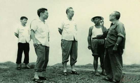 1978年8月，習(xí)仲勛（左三）在廣東惠陽(yáng)農(nóng)村調(diào)研。在清華大學(xué)讀書的習(xí)近平（左一）利用暑假時(shí)間參加社會(huì)實(shí)踐，隨同父親一起下鄉(xiāng)。