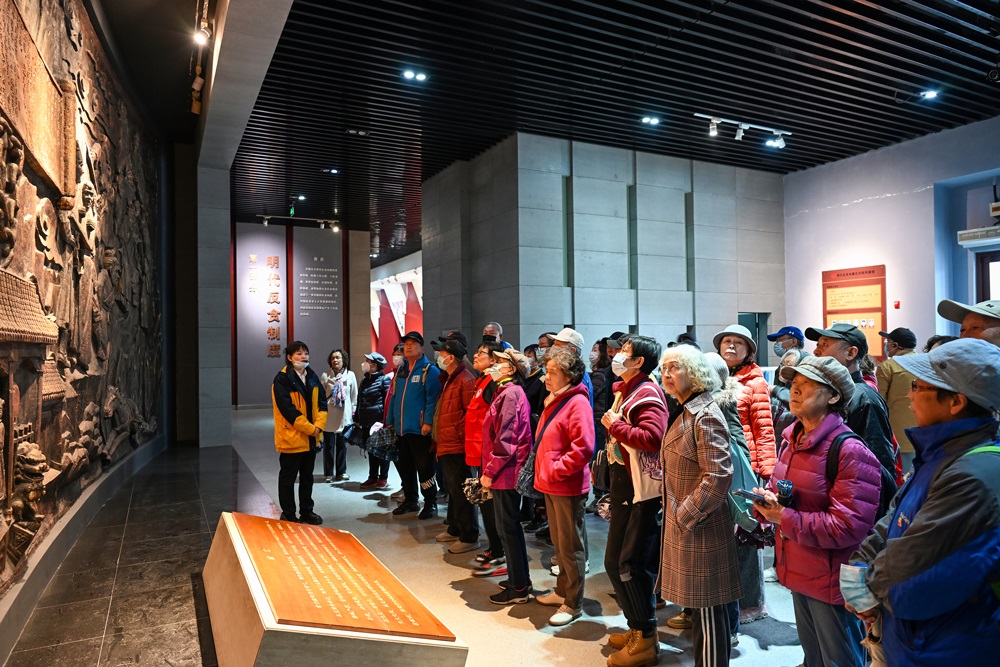 △ 2024年4月10日，北京朝陽區(qū)安慧里社區(qū)黨委組織離退休黨員參觀“明鏡昭廉”明代反貪尚廉歷史文化園。