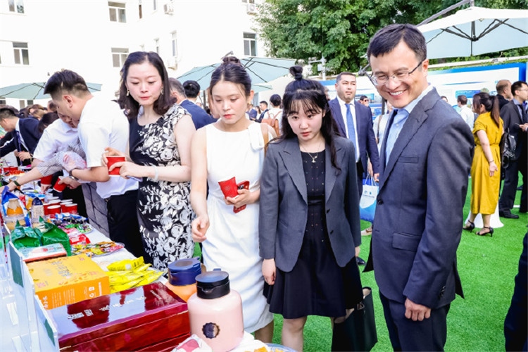 與會(huì)嘉賓參觀品鑒上合組織農(nóng)業(yè)基地特產(chǎn)。主辦方供圖