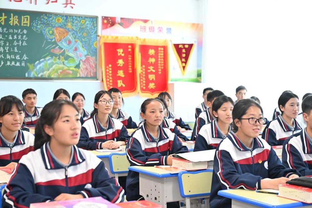 2024年6月18日，果洛西寧民族中學(xué)學(xué)生在上課。