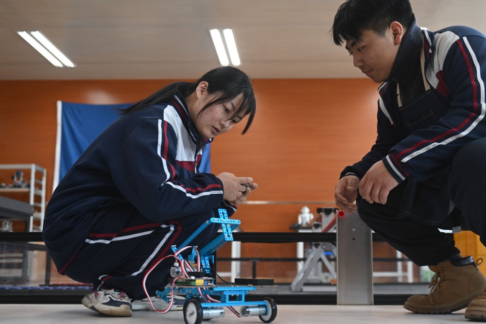 2023年2月23日，果洛西寧民族中學(xué)學(xué)生在機器人教室內(nèi)操作自己組裝的機器人。