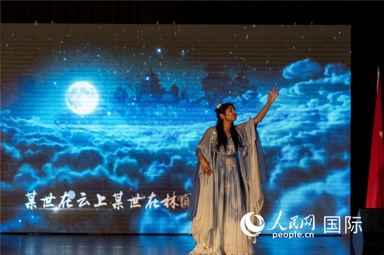 參賽選手演唱中文歌曲《左手指月》。人民日報(bào)非洲中心分社 希拉茲·莫林?jǐn)z