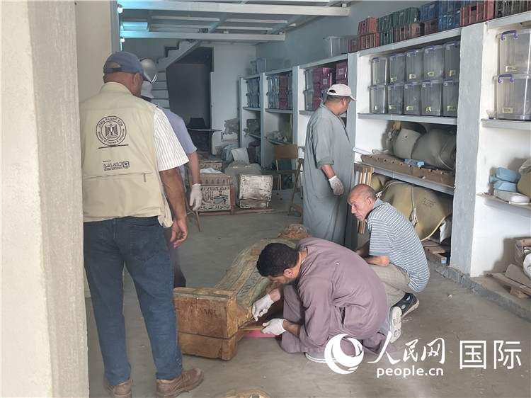 圖為中埃薩卡拉新出土文物數(shù)字化調(diào)查與研究項目團隊在工作現(xiàn)場。薛江攝