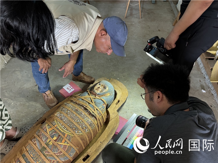 圖為中埃薩卡拉新出土文物數(shù)字化調(diào)查與研究項目團隊在工作現(xiàn)場。薛江攝