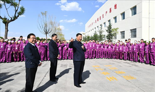 2021年6月7日至9日，習(xí)近平總書(shū)記在青?？疾?。這是7日下午，習(xí)近平總書(shū)記在青海圣源地毯集團(tuán)有限公司考察時(shí)，同企業(yè)員工親切交流。新華社記者 謝環(huán)馳 攝
