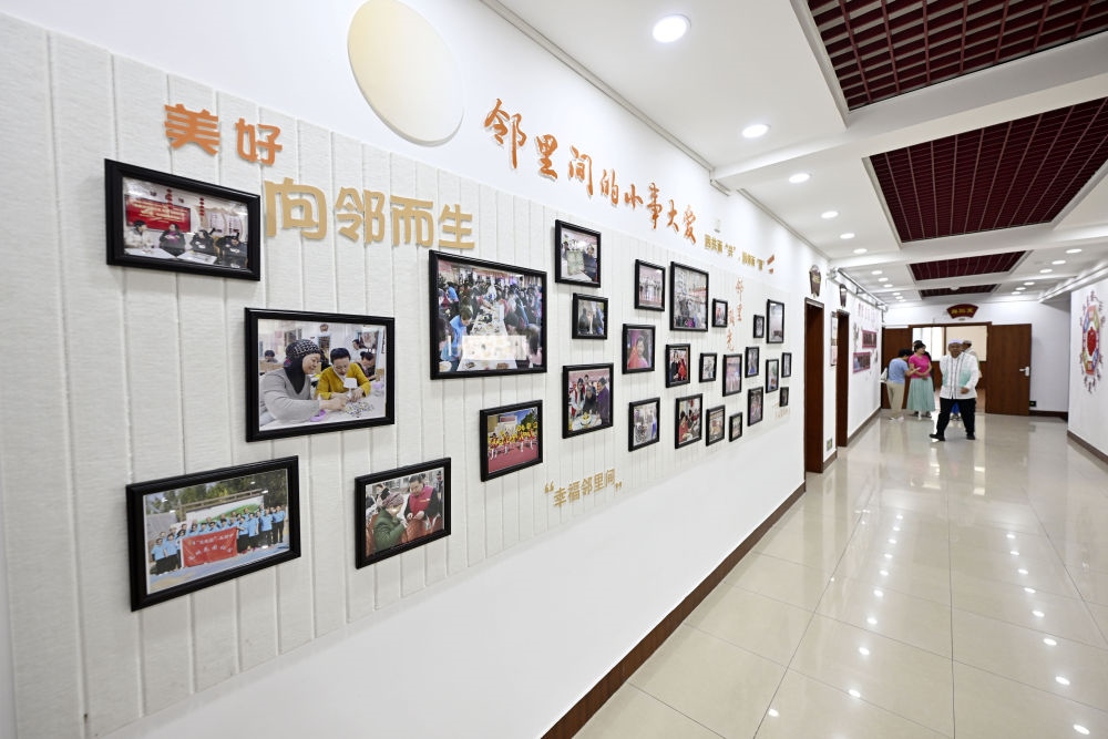 6月19日在長(zhǎng)城花園社區(qū)黨群服務(wù)中心拍攝的照片墻。