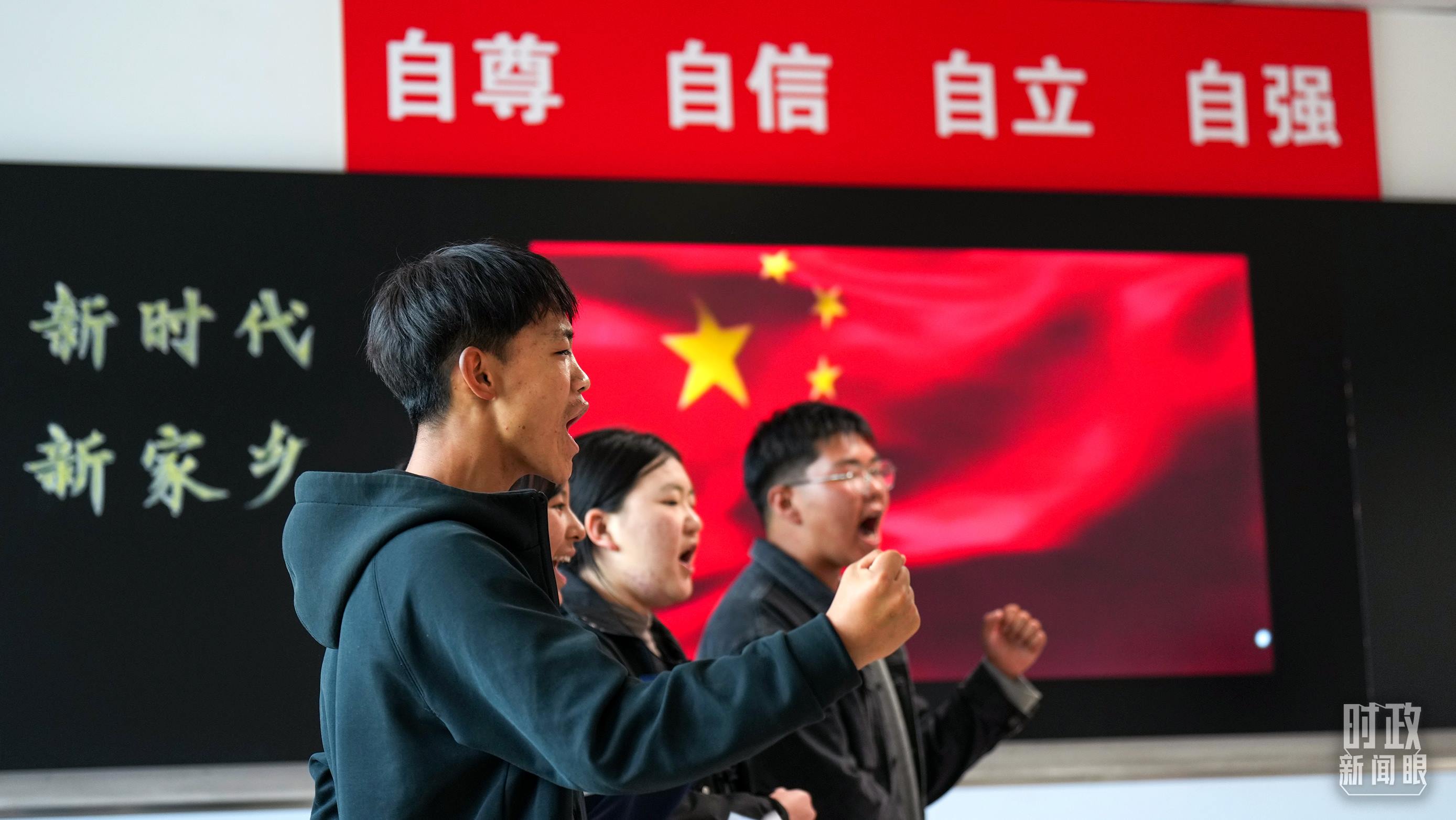 △果洛西寧民族中學(xué)高一（1）班的“新時(shí)代、新家鄉(xiāng)”主題思政課。（總臺(tái)央視記者許永松、國(guó)廣記者李晉拍攝）
