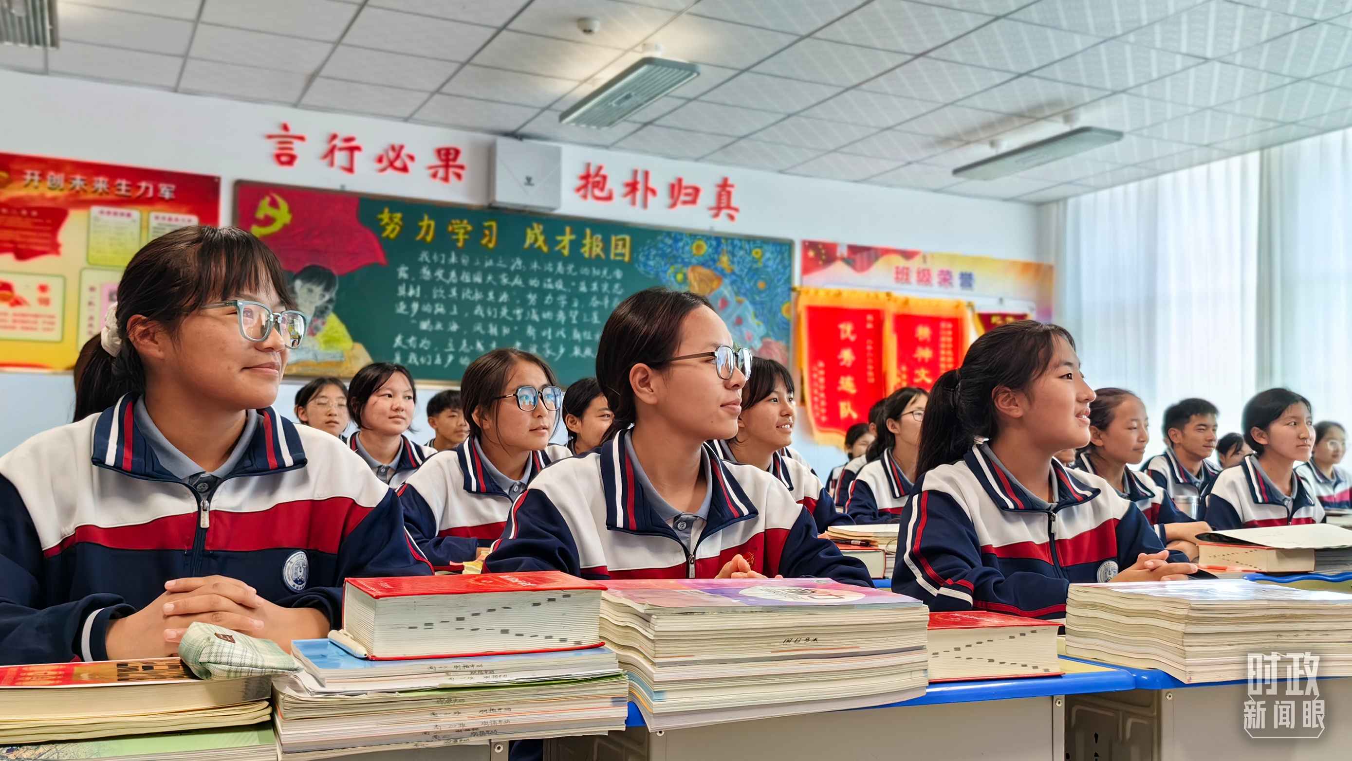 △果洛西寧民族中學(xué)高一（1）班的“新時(shí)代、新家鄉(xiāng)”主題思政課。（總臺(tái)央視記者段德文拍攝）