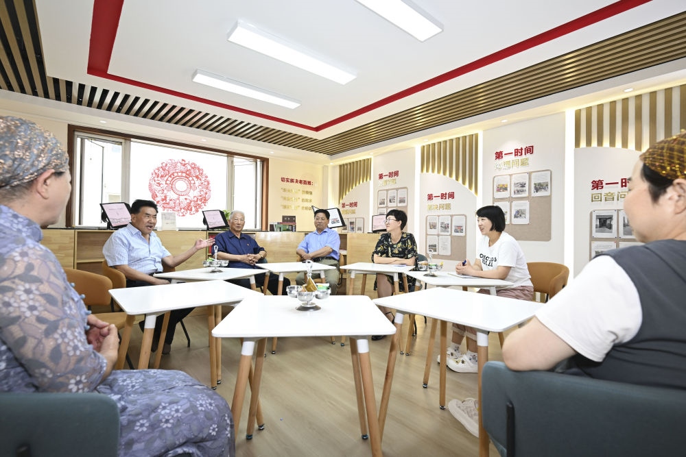6月20日，長(zhǎng)城花園社區(qū)居民在居民議事廳議事。
