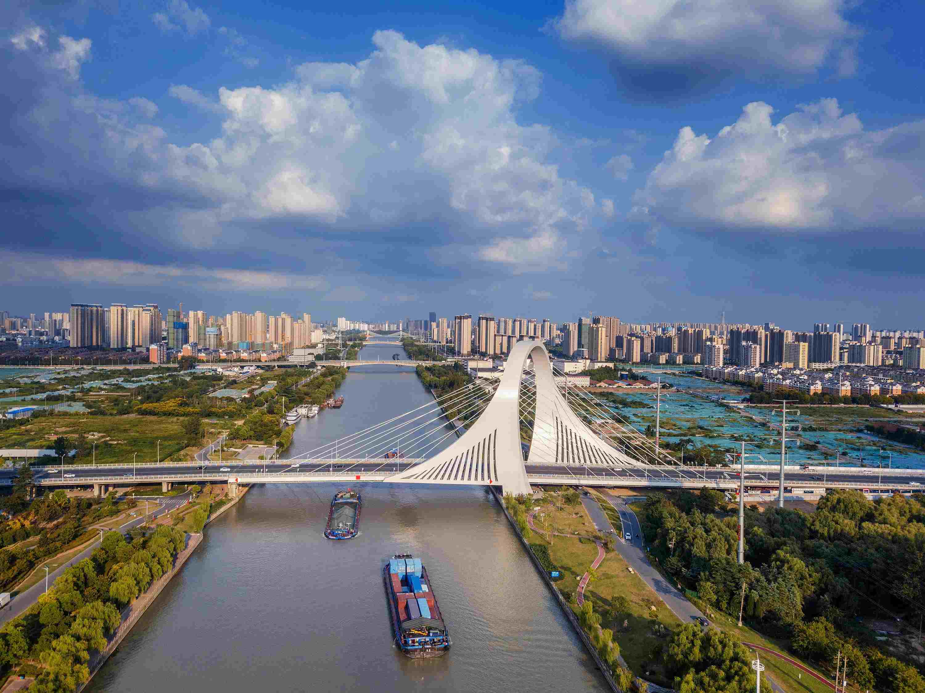 2022年9月12日，幾艘船舶行駛在江蘇淮安運(yùn)河大橋附近。