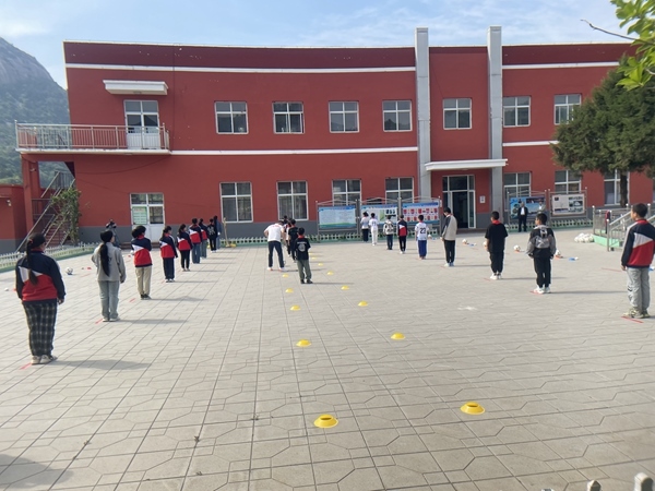 學(xué)生們在操場上上體育課。人民網(wǎng)記者 陳琦攝
