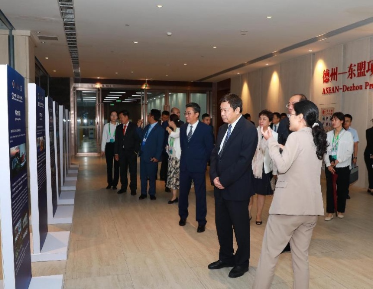 與會嘉賓參觀圖片展。中國外文局供圖