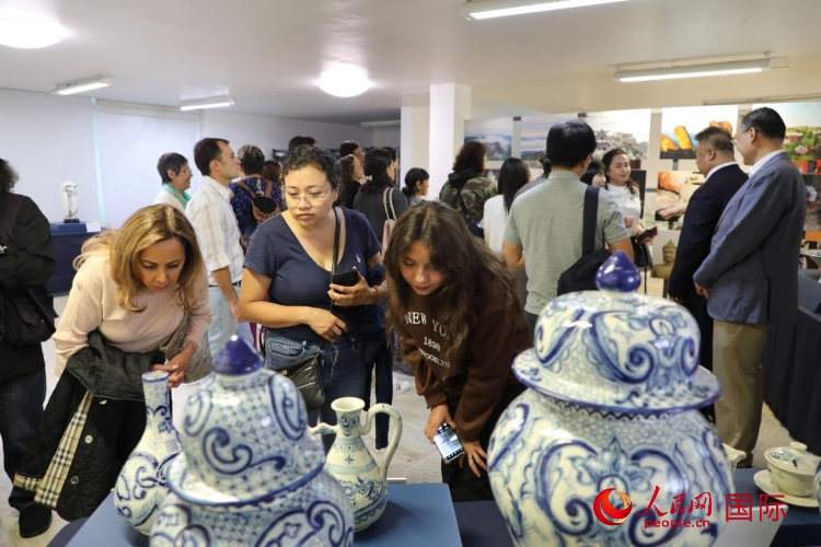 在展覽現(xiàn)場(chǎng)，觀眾們駐足欣賞德化瓷和墨西哥彩瓷。人民網(wǎng) 埃內(nèi)斯托·多明戈斯攝