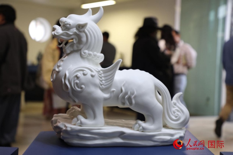 展覽現(xiàn)場(chǎng)的德化白瓷。人民網(wǎng) 埃內(nèi)斯托·多明戈斯攝