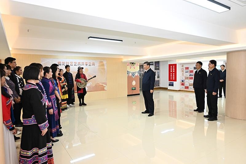 2023年12月14日，習(xí)近平總書記在廣西南寧市良慶區(qū)蟠龍社區(qū)黨群服務(wù)中心文體活動(dòng)室同社區(qū)居民親切交流。