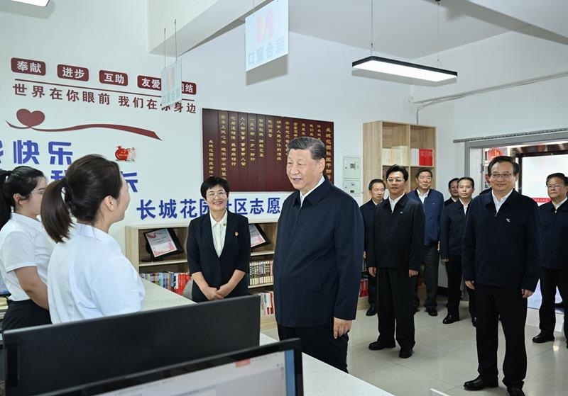 2024年6月19日，習(xí)近平總書記在寧夏銀川市金鳳區(qū)長城花園社區(qū)黨群服務(wù)中心便民服務(wù)廳了解社區(qū)開展便民惠民服務(wù)等情況。