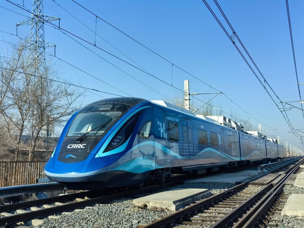 我國首列氫能源市域列車在位于長春的中車長客試驗(yàn)線進(jìn)行運(yùn)行試驗(yàn)（2024年3月21日攝）。新華社發(fā)（中車長客股份公司提供）