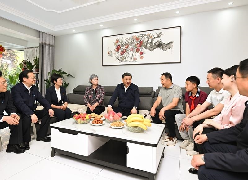 2024年6月19日，習(xí)近平總書記在寧夏銀川市金鳳區(qū)長城花園社區(qū)居民趙守成家中，同一家人圍坐在一起拉家常。