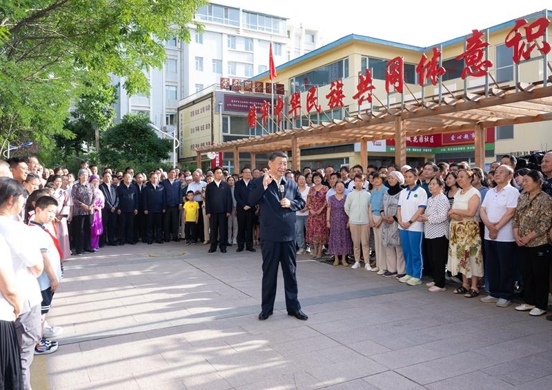2024年6月19日，習(xí)近平總書記在寧夏銀川市金鳳區(qū)長城花園社區(qū)考察時(shí)，同社區(qū)居民親切交流。