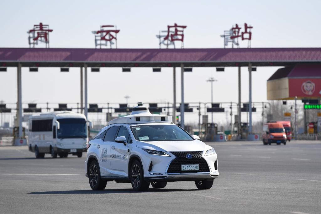 一輛自動(dòng)駕駛車行駛在北京大興國際機(jī)場到亦莊的自動(dòng)駕駛線路上（2024年3月1日攝）。新華社記者 鞠煥宗 攝