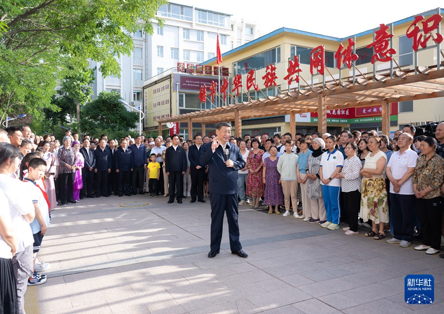 6月19日下午，習(xí)近平總書記在銀川市金鳳區(qū)長城花園社區(qū)考察時，同社區(qū)居民親切交流。