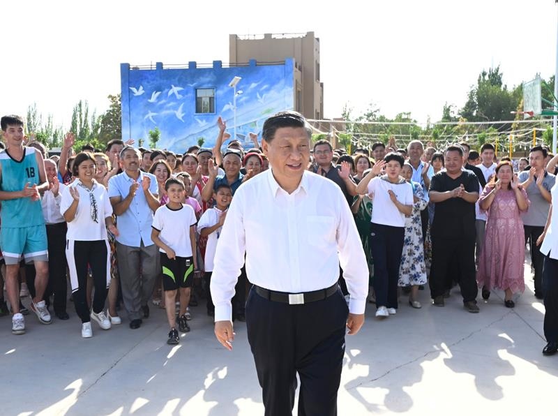 2022年7月14日，習(xí)近平總書記在新疆吐魯番市高昌區(qū)亞爾鎮(zhèn)新城片區(qū)新城西門村考察時(shí)，同各族群眾在一起。