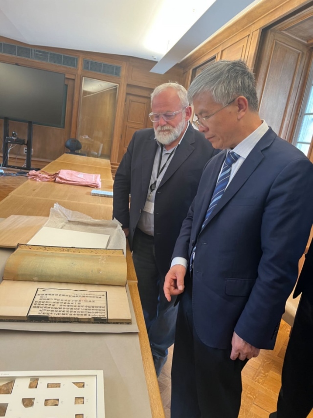 山東大學(xué)校長李術(shù)才率團訪問法國國家圖書館。山東大學(xué)供圖