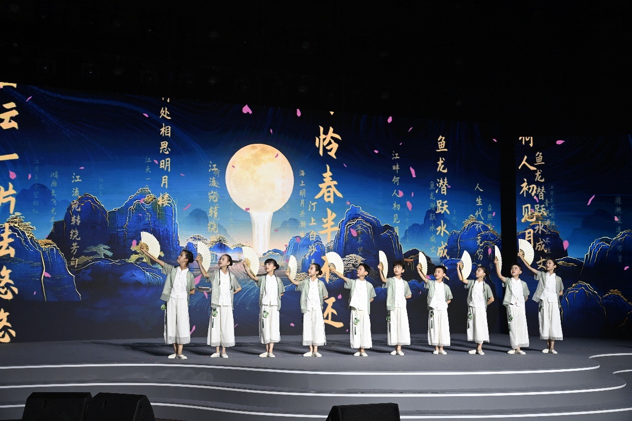 揚州市邗江區(qū)實驗學(xué)校蔣王小學(xué)學(xué)生吟誦《春江花月夜》。