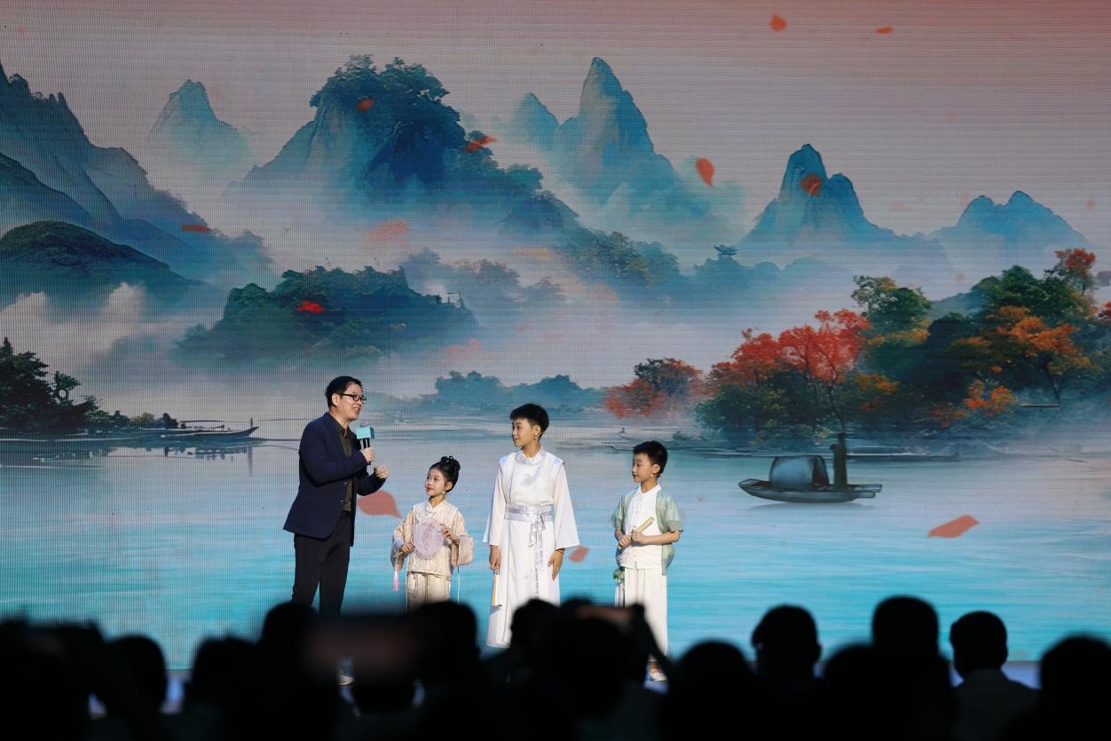 南京師范大學(xué)教授酈波（左一）與2024中國詩詞大會選手張可兒（左二）、姜敬曦（右二），揚州市邗江區(qū)實驗學(xué)校蔣王小學(xué)學(xué)生陸俊屹（右一）趣談大運河詩詞文化。