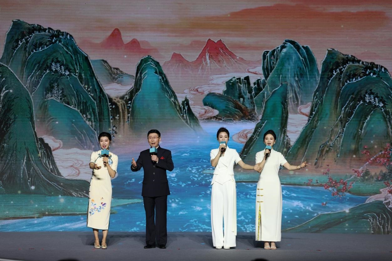 國家一級演員、京劇表演藝術(shù)家王平（左二），國家一級演員、南京藝術(shù)學(xué)院教授單雯（左一），浙江小百花越劇團青年演員陳麗君（右二）、何青青（右一）同臺唱響千年運河情。