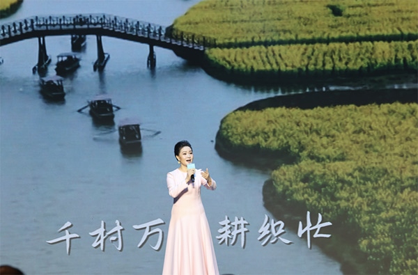 歌唱家、中國音樂學(xué)院教授雷佳現(xiàn)場演唱。
