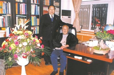 2001年2月，李德仁（左一）給導師王之卓拜年。