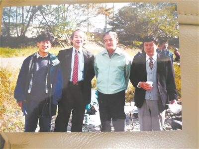 薛其坤（左一）在日本求學期間與導師櫻井教授合影。受訪者供圖
