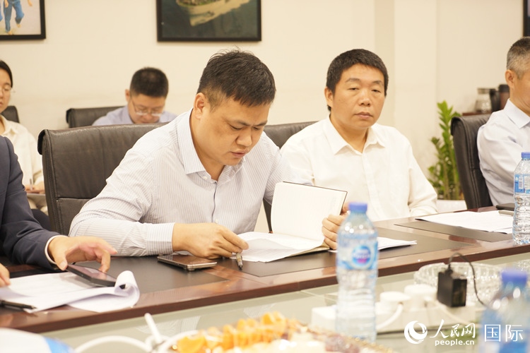 新當(dāng)選尼日利亞中國礦業(yè)聯(lián)合會會長中國和聯(lián)公司董事長李輝發(fā)言。人民網(wǎng)記者 姜宣攝