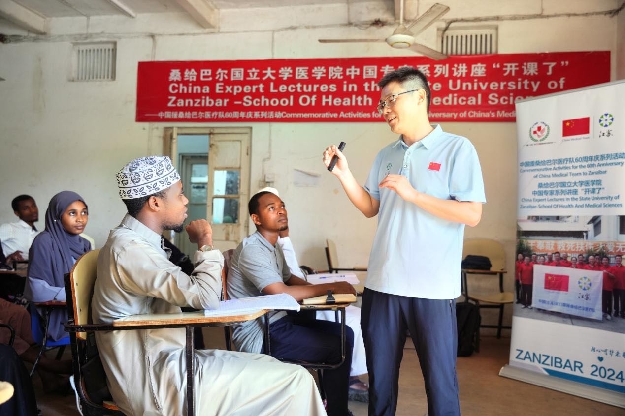 李勇醫(yī)生在解答學(xué)生的問題。 中國援桑醫(yī)療隊供圖