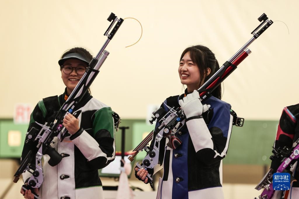 2023年9月24日，在杭州亞運會射擊項目女子10米氣步槍個人決賽中，中國選手黃雨婷以252.7環(huán)的成績獲得冠軍，韓佳予獲得亞軍，印度選手拉米塔獲得季軍。圖為黃雨婷（右）、韓佳予在比賽后。新華社記者 單宇琦 攝