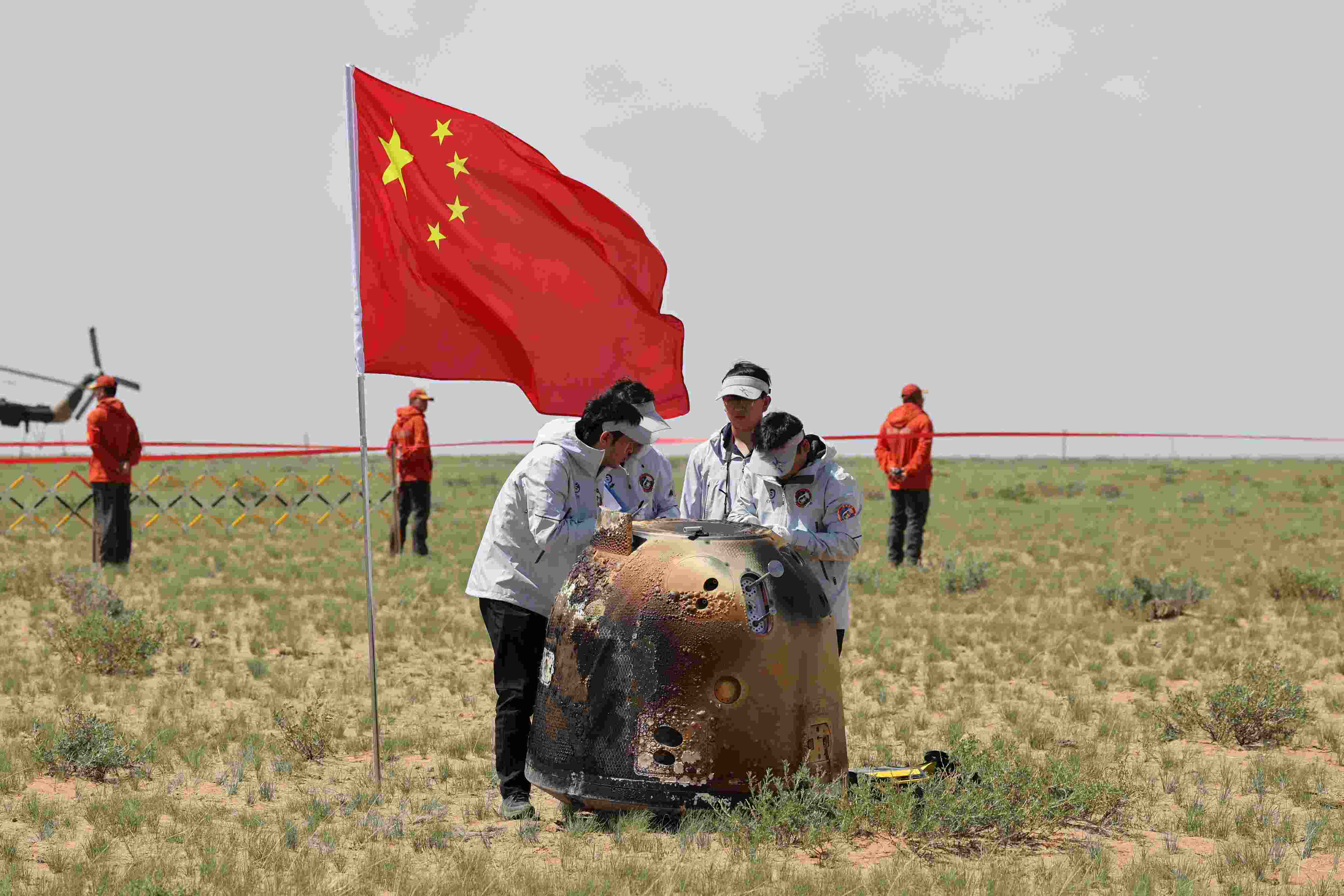 2024年6月25日拍攝的嫦娥六號(hào)返回器回收現(xiàn)場(chǎng)。