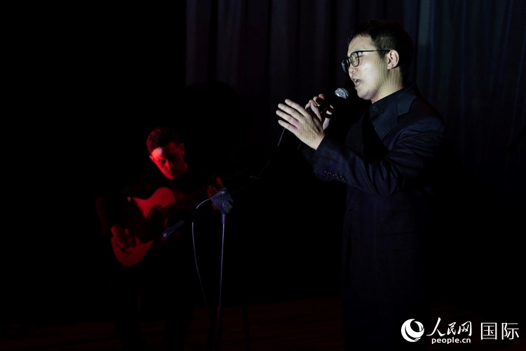 歌曲表演。馬丁·薩巴拉攝