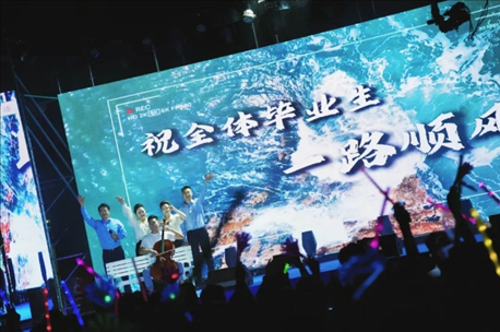 歌曲《祝你一路順風》演出現(xiàn)場。供圖：日照職業(yè)技術(shù)學院