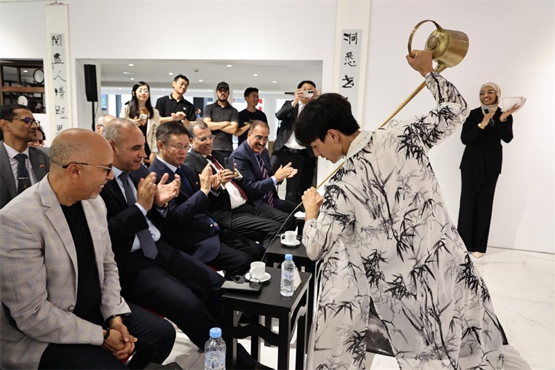長嘴壺斟茶。拉巴特中國文化中心供圖