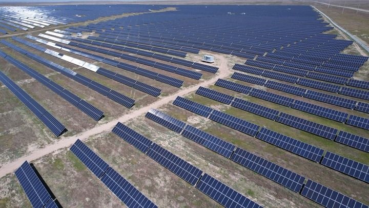 這是2023年5月4日在哈薩克斯坦阿拉木圖州拍攝的卡普恰蓋100兆瓦光伏電站的太陽(yáng)能電池板（無人機(jī)照片）。新華社發(fā)（奧斯帕諾夫攝）
