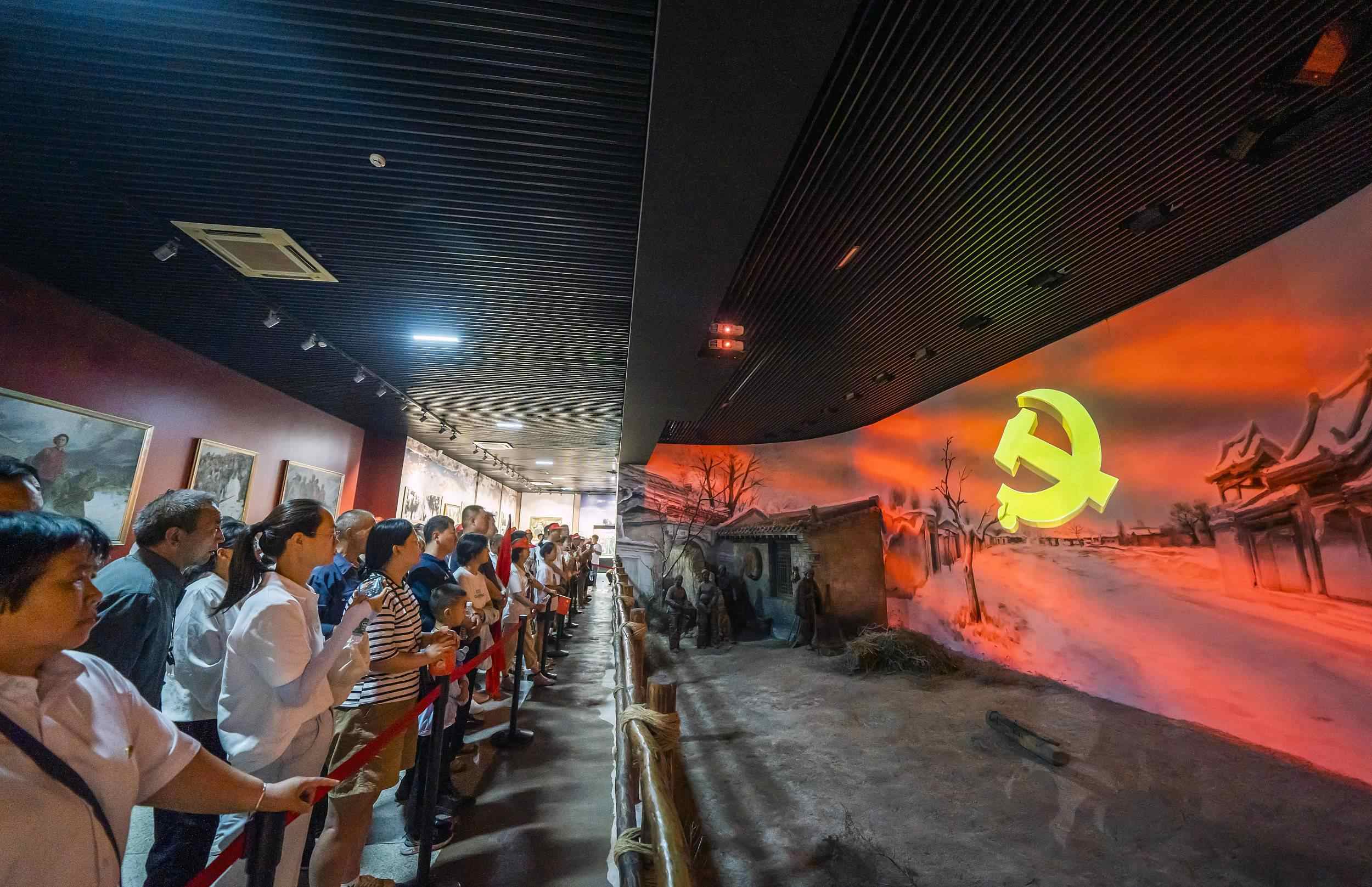 山西呂梁，游客正在文水縣劉胡蘭紀念館參觀。（圖片來源：視覺中國）