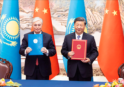 2023年5月17日下午，國(guó)家主席習(xí)近平在西安同來(lái)華出席中國(guó)—中亞峰會(huì)并進(jìn)行國(guó)事訪問(wèn)的哈薩克斯坦總統(tǒng)托卡耶夫會(huì)談。會(huì)談后，兩國(guó)元首簽署了《中華人民共和國(guó)和哈薩克斯坦共和國(guó)聯(lián)合聲明》，共同見(jiàn)證簽署經(jīng)貿(mào)、能源、交通、農(nóng)業(yè)、互聯(lián)互通、人文、地方等領(lǐng)域多項(xiàng)雙邊合作文件。新華社記者 黃敬文 攝